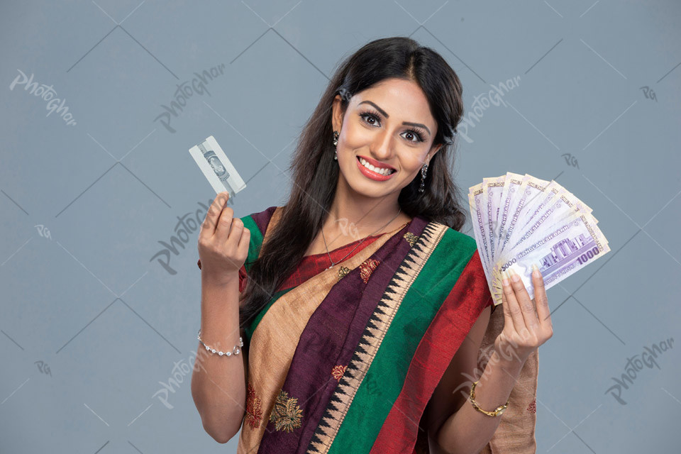 Housemother cashing out thousand bank note