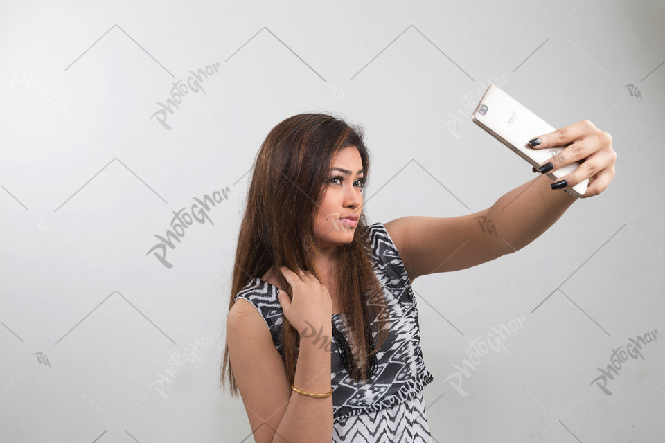 Lady hand holding phone to taking selfie