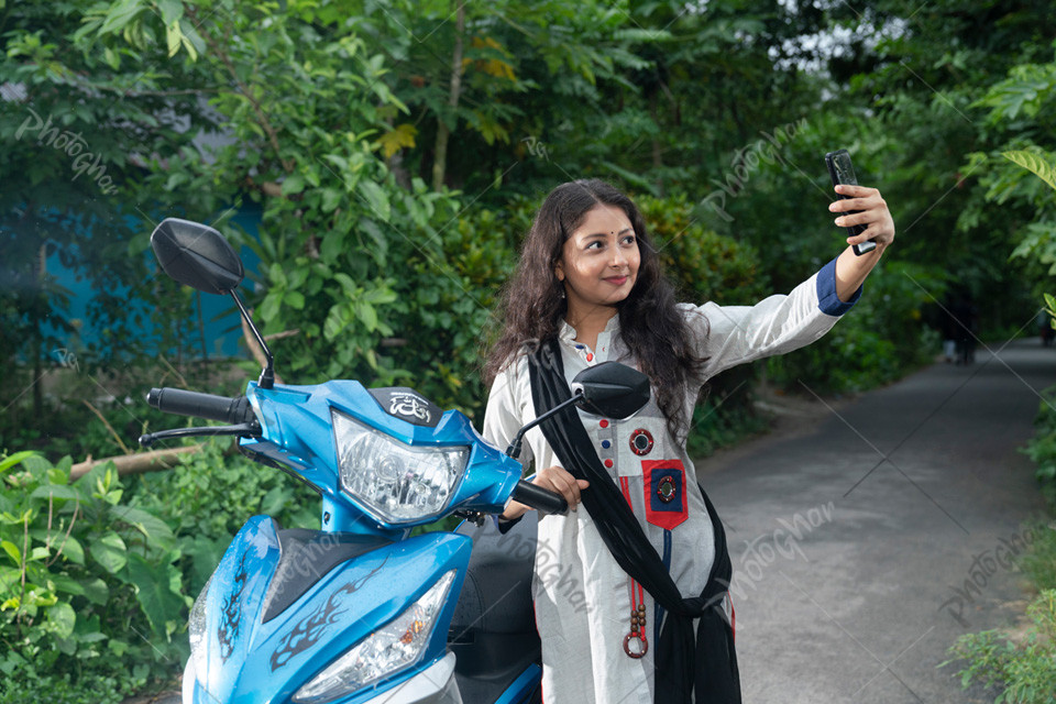 Portrait of smiling young girl capturing selfie