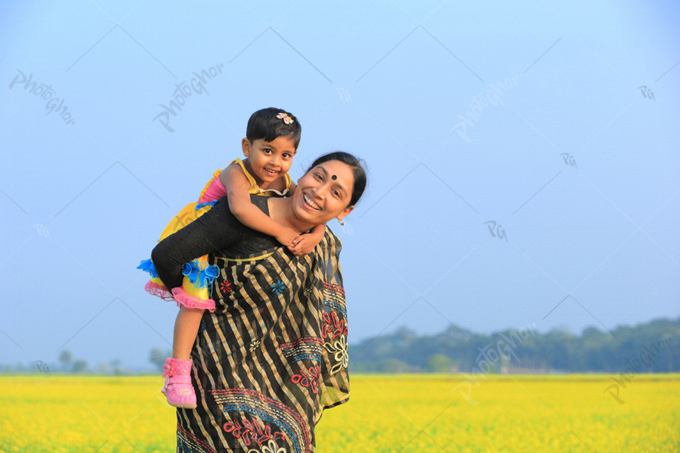 Ruma Akter with her daughter