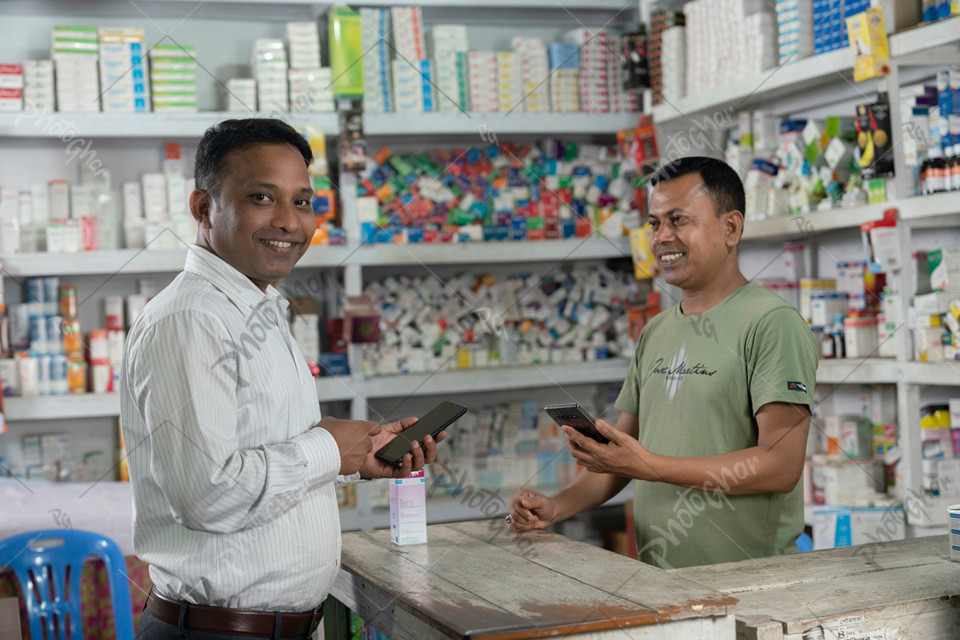 Salesman and customer using payment gateway