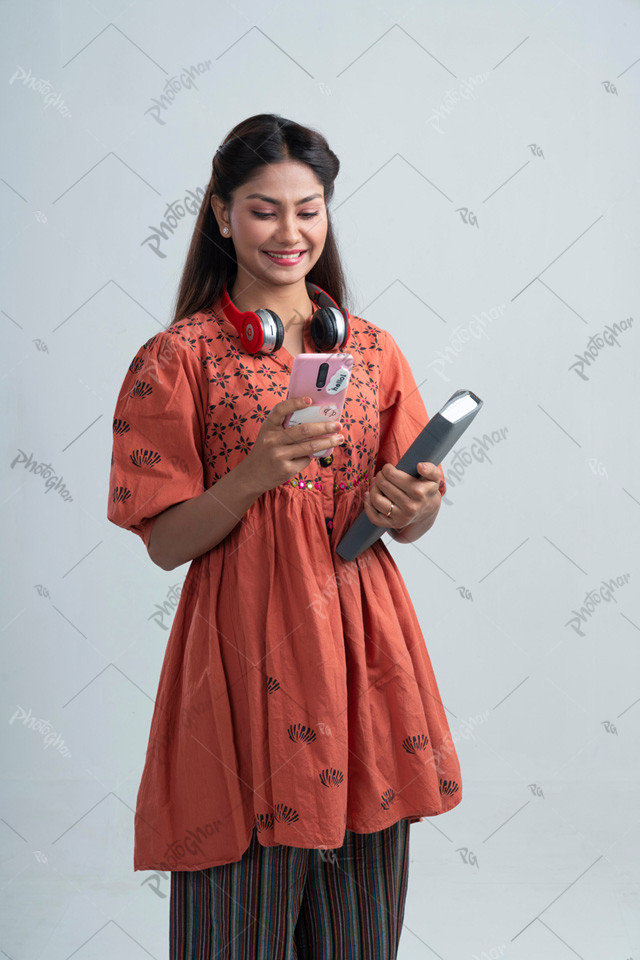 Stylish student typing a message