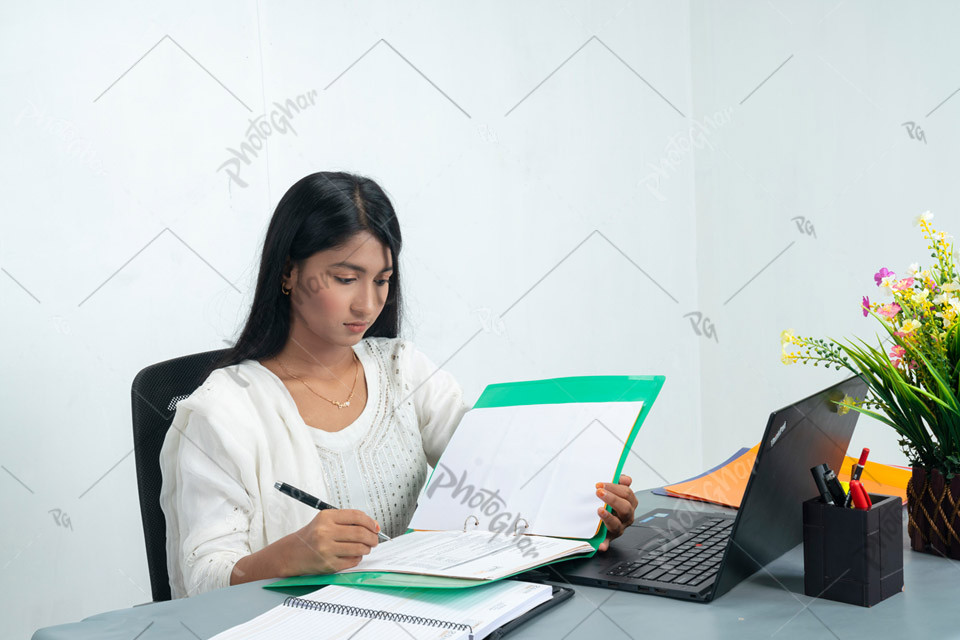 bangladeshi female office executive