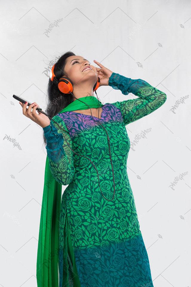 bangladeshi lady listening to music