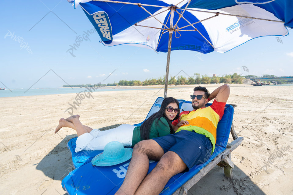 husband and wife enjoying at sea beach