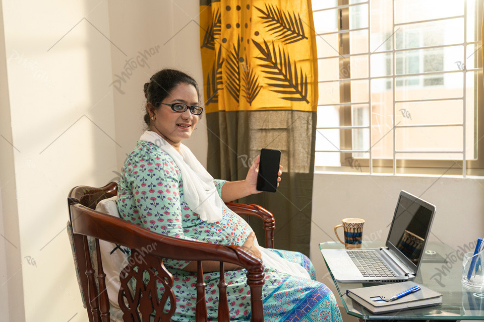 pregnant woman freelancer using laptop